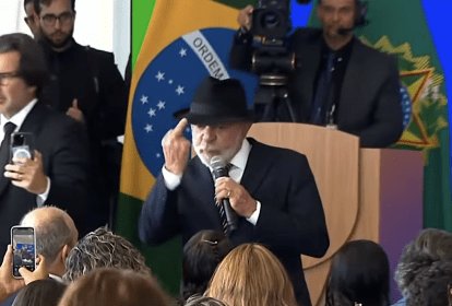 MathiasMattoso's tweet photo. @CivicGuardiian @RubinhoNunes Esse é o "presidente" que você defende. 
Que decadência!!! https://t.co/9WXRnAxnAQ