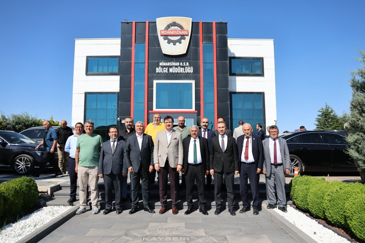 MimarsinanOSB's tweet photo. Saadet Partisi Heyetinden Mimarsinan OSB’ye Ziyaret

Mimarsinan Organize Sanayi Bölgesi Yönetim Kurulu Başkanı Mehmet Arar, Saadet Partisi Genel Başkanı Mahmut Arıkan, Saadet Partisi Kayseri İl Başkanı Erdal Altun ve beraberindeki il yönetimini makamında ağırladı.

Gerçekleştirilen ziyarette heyet, Yönetim Kurulu Başkanımız Mehmet Arar’a hayırlı olsun dileklerini iletirken, kıymetli babası Arslan Arar’ın vefatı dolayısıyla başsağlığı temennilerinde bulundu.

Mimarsinan OSB Yönetim Kurulu Başkanı Mehmet Arar, nazik ziyaretleri, iyi dilekleri ve başsağlığı temennileri dolayısıyla Saadet Partisi Genel Başkanı Mahmut Arıkan, Saadet Partisi Kayseri İl Başkanı Erdal Altun ve beraberindeki heyete teşekkür etti.

Mimarsinan OSB olarak, kurumumuzu ziyaret ederek iyi dileklerini ve başsağlığı temennilerini ileten tüm misafirlerimize teşekkür ediyor, birlik, beraberlik ve dayanışma anlayışıyla çalışmalarımızı sürdürmeye devam ediyoruz.