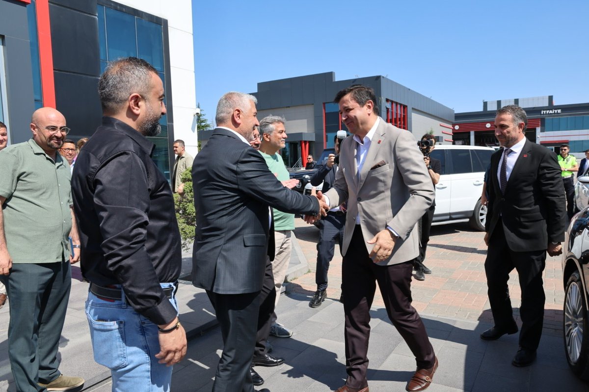 MimarsinanOSB's tweet photo. Saadet Partisi Heyetinden Mimarsinan OSB’ye Ziyaret

Mimarsinan Organize Sanayi Bölgesi Yönetim Kurulu Başkanı Mehmet Arar, Saadet Partisi Genel Başkanı Mahmut Arıkan, Saadet Partisi Kayseri İl Başkanı Erdal Altun ve beraberindeki il yönetimini makamında ağırladı.

Gerçekleştirilen ziyarette heyet, Yönetim Kurulu Başkanımız Mehmet Arar’a hayırlı olsun dileklerini iletirken, kıymetli babası Arslan Arar’ın vefatı dolayısıyla başsağlığı temennilerinde bulundu.

Mimarsinan OSB Yönetim Kurulu Başkanı Mehmet Arar, nazik ziyaretleri, iyi dilekleri ve başsağlığı temennileri dolayısıyla Saadet Partisi Genel Başkanı Mahmut Arıkan, Saadet Partisi Kayseri İl Başkanı Erdal Altun ve beraberindeki heyete teşekkür etti.

Mimarsinan OSB olarak, kurumumuzu ziyaret ederek iyi dileklerini ve başsağlığı temennilerini ileten tüm misafirlerimize teşekkür ediyor, birlik, beraberlik ve dayanışma anlayışıyla çalışmalarımızı sürdürmeye devam ediyoruz.