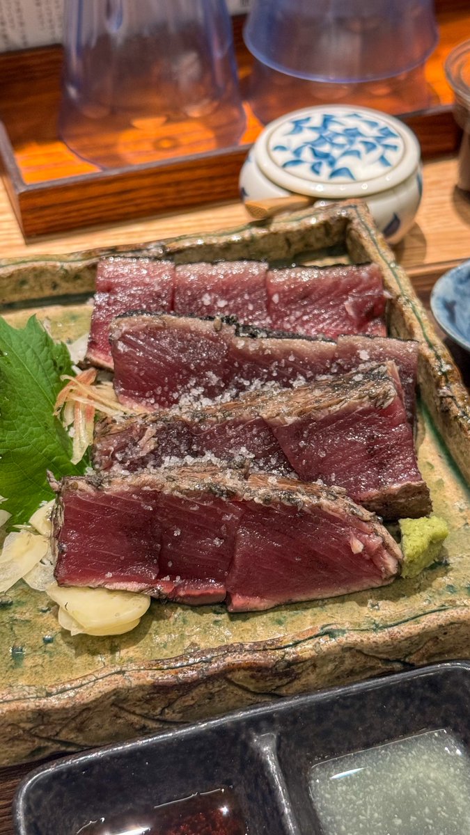 bassy_gurume's tweet photo. 前から気になってたカツオのたたき。
コメントは本場高知並みとか言われてたけど、総じて美味しかった。

高知/土佐愛感じるお店だったのも最高
・カツオは土佐一本釣りの老舗
・高知の天日塩
・味噌汁は高知の糀蔵
・土鍋炊きの土佐のお米(ブレンド)
・土佐ジローの卵 https://t.co/jfIsDYWtZO