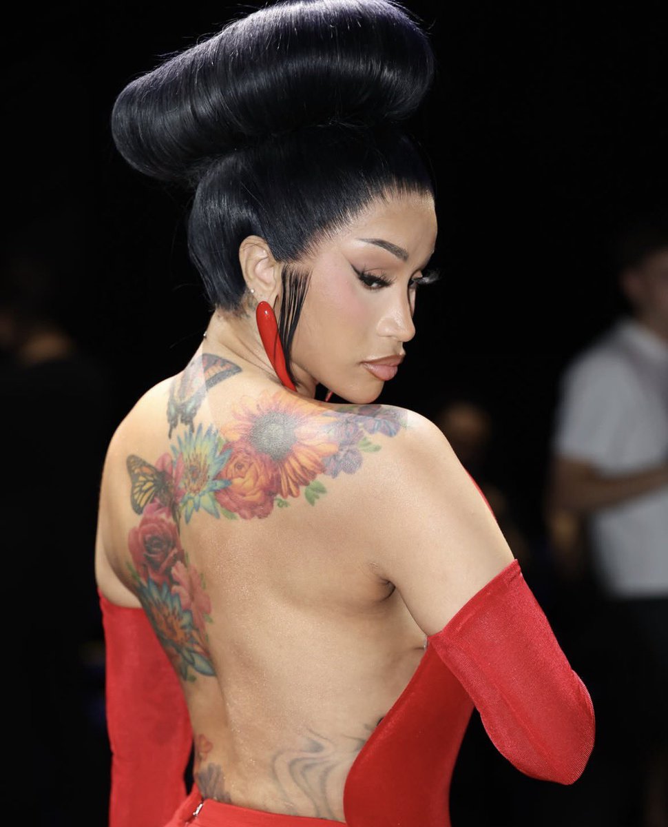 mugcalis's tweet photo. Cardi wearing shit STRAIGHT OFF THE RUNWAY, LIKEEE BTCHH ITS TIERS TO THIS FASHION SHIT, AND SHES THE PINNACLE OF IT.

— Kollin &amp; belc tore yall set once again!🫦 https://t.co/7dav1iUWOi