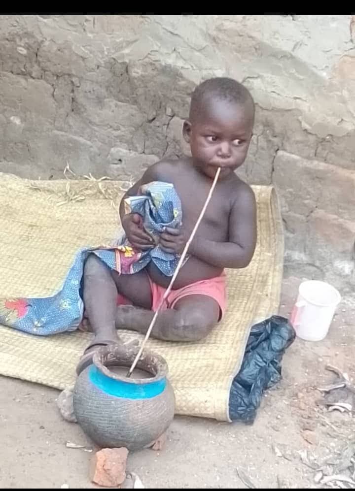 OSimon99858's tweet photo. baby taking ajono local brew in teso eastern uganda https://t.co/jOl5sR62KA