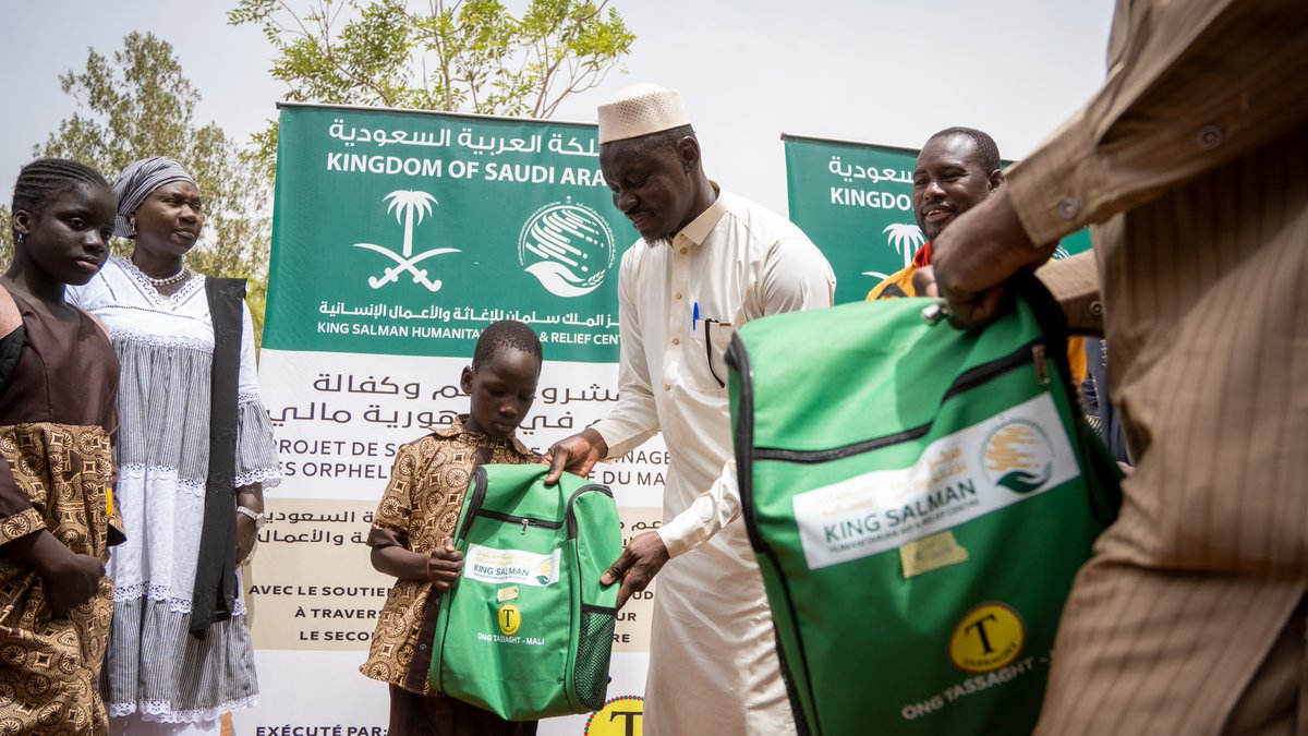 KSRelief_EN's tweet photo. As part of its efforts to support education and improve the school environment, #KSrelief launched the Basic Education Support Project in the Republic of Mali, benefiting more than 20,000 students and contributing to improved education quality and enhanced learning opportunities. https://t.co/yTnXKG5SBr