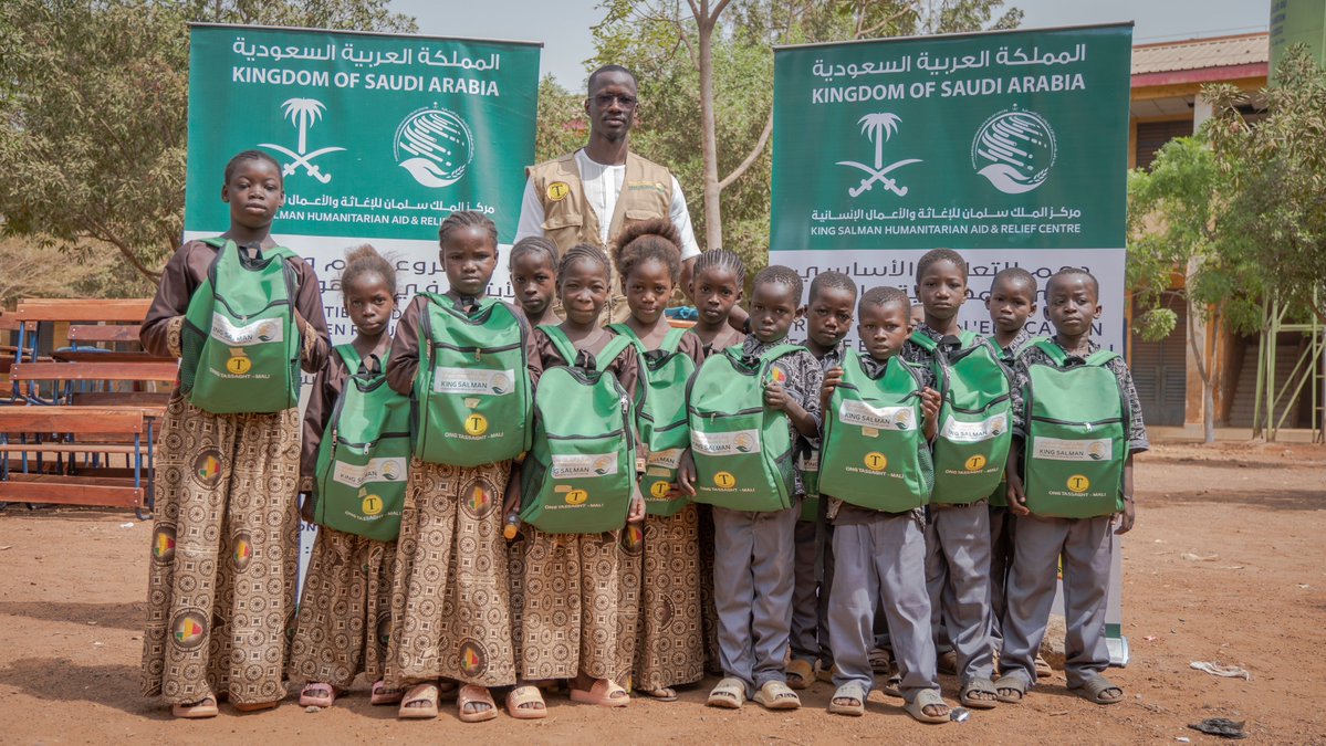 KSRelief_EN's tweet photo. As part of its efforts to support education and improve the school environment, #KSrelief launched the Basic Education Support Project in the Republic of Mali, benefiting more than 20,000 students and contributing to improved education quality and enhanced learning opportunities. https://t.co/yTnXKG5SBr