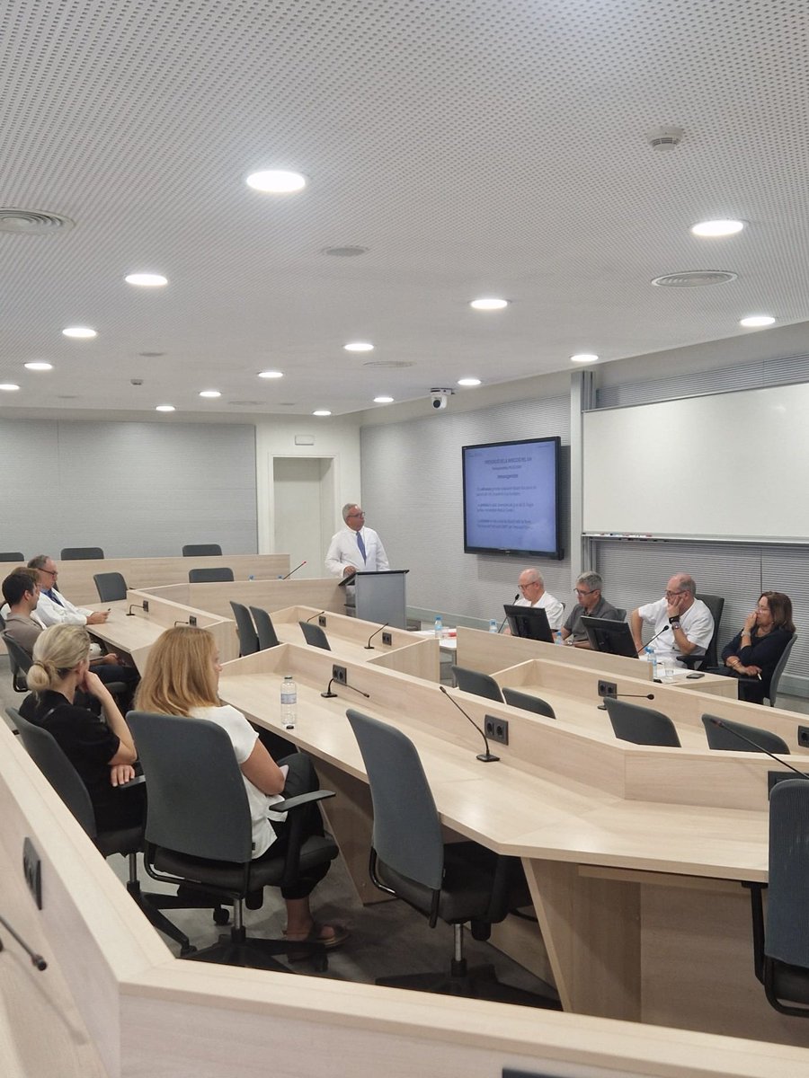 BcnVih's tweet photo. Des de la Unitat VIH-SIDA de l’Hospital Clínic felicitem el Dr. Mallolas per haver obtingut avui la plaça de catedràtic d’Universitat.

🎓Un reconeixement merescut a una trajectòria compromesa amb els pacients, la docència i la recerca.

Enhorabona!!! 👏 #VIH #HospitalClínic #UB https://t.co/E2roaAe8z7