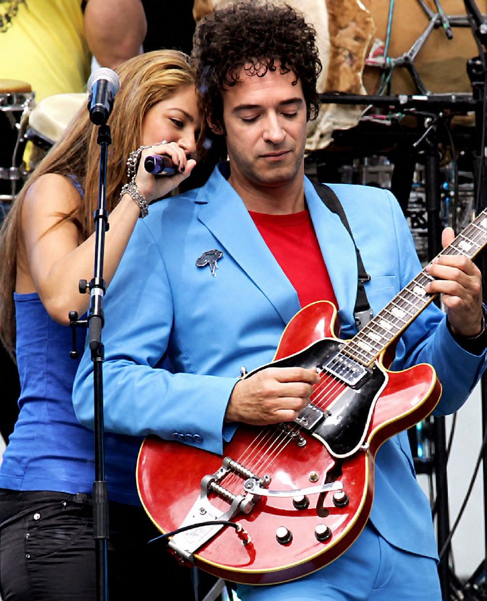 SodaStereo_Mx's tweet photo. 8 de julio de 2007. 🌍

En el escenario de Live Earth en Hamburgo, Gustavo Cerati se unió a Shakira para interpretar "Día especial", la canción que ambos compusieron para Fijación Oral Vol. 1.

💙🎸

#GustavoCerati #Shakira #DíaEspecial #LiveEarth #FijaciónOral https://t.co/YZp1tfEC6P