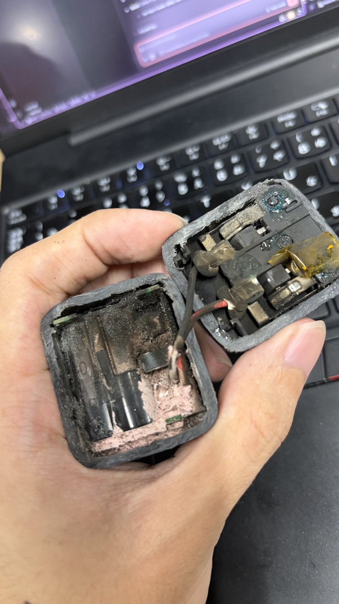 dev_Meta_'s tweet photo. Anker Nano II 65W、内部黒焦げです
案の定コンセント側には問題がなかった https://t.co/kIm9J61Z7o
