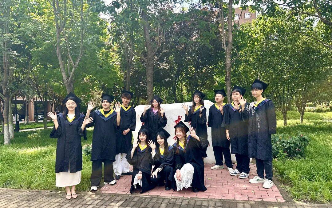 RobbySchulz's tweet photo. @MyHighSchool #GraduationDay  Graduated today! Tears and laughs all at once, so grateful for every friend and teacher who walked this journey with me. Next stop: new adventures ， https://t.co/Ouh28azDtj