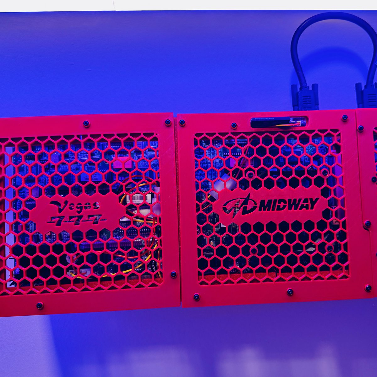 ScarletSprites's tweet photo. Tenth Degree (Atari, 1998)
Atari's cancelled prototype running on original Midway Vegas hardware.  Snazzy 3D case design by @clintkolodziej https://t.co/YuISmEyNJi