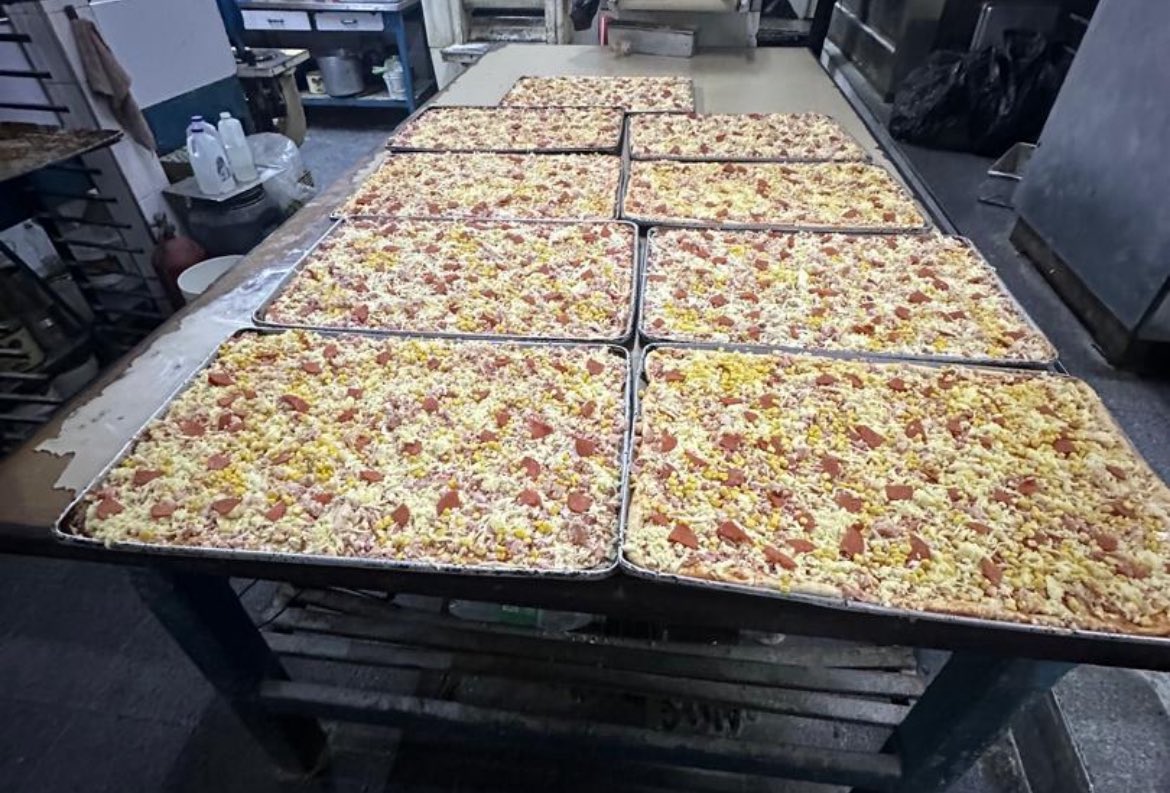 Abujirji's tweet photo. Ayer probamos con un nuevo proveedor aliado que se unió para apoyar a los damnificados. Estamos ofreciendo una bandeja con 2 pizzas por solo 3$ (a tasa BCV).
Detalles de la bandeja:
Ingredientes: Queso, jamón, pepperoni, tocineta y maíz.
Tamaño y peso: 24 cm de largo y casi 350gr https://t.co/oXaWLFrTnQ