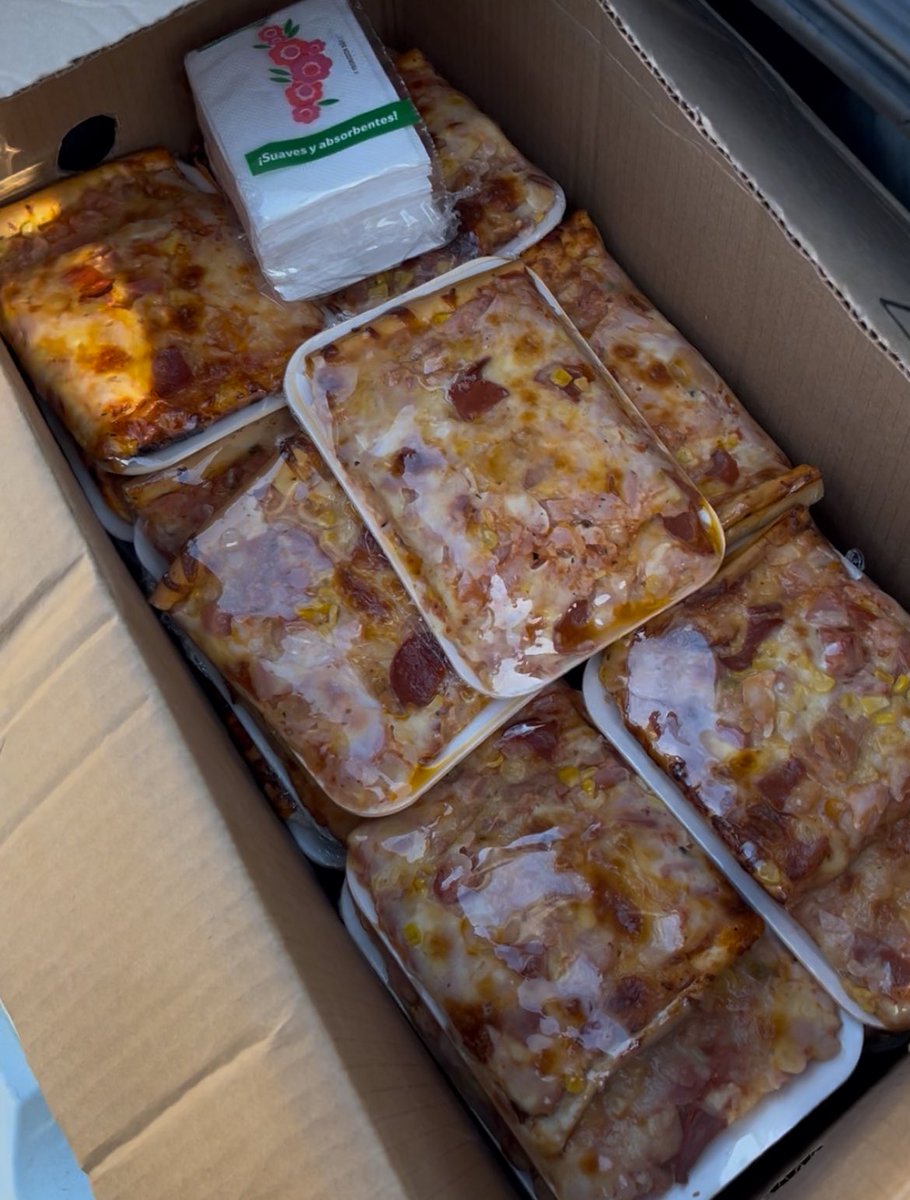 Abujirji's tweet photo. Ayer probamos con un nuevo proveedor aliado que se unió para apoyar a los damnificados. Estamos ofreciendo una bandeja con 2 pizzas por solo 3$ (a tasa BCV).
Detalles de la bandeja:
Ingredientes: Queso, jamón, pepperoni, tocineta y maíz.
Tamaño y peso: 24 cm de largo y casi 350gr https://t.co/oXaWLFrTnQ