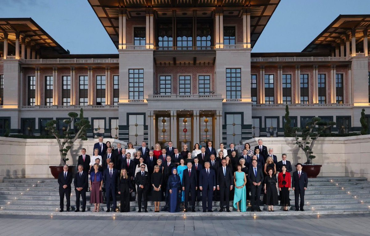 fatih_donmez's tweet photo. Cumhurbaşkanlığı Külliyesi’nde gerçekleştirilen NATO Zirvesi; Türkiye’nin diplomatik kapasitesini, güven veren liderliğini ve uluslararası sistemdeki stratejik konumunu bir kez daha tüm dünyaya göstermiştir.

Barışa, güvenliğe ve istikrara katkı sunan bu tarihi ev sahipliğinin ülkemiz ve milletimiz için hayırlara vesile olmasını temenni ediyorum. 🇹🇷