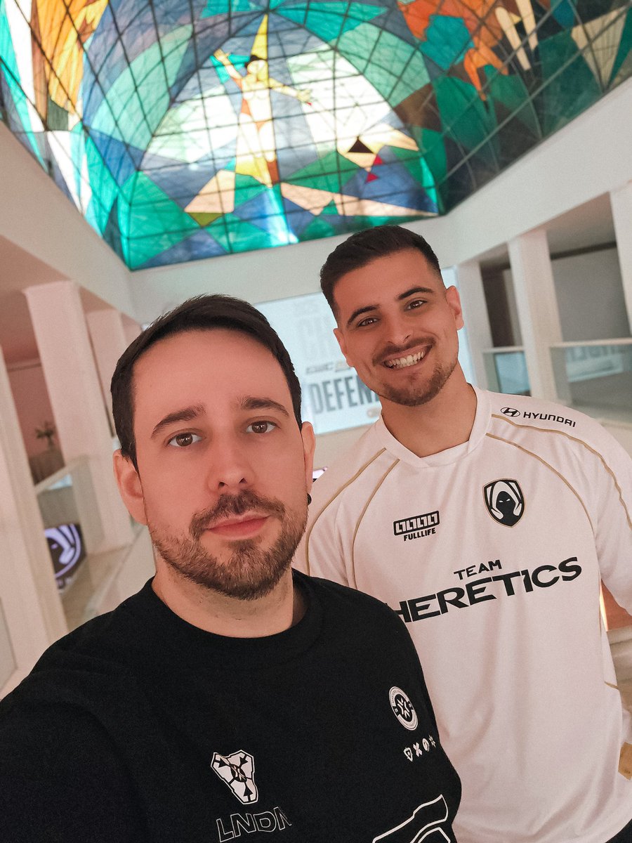 gokedTV's tweet photo. Camino a París a dar la EWC con este sinvergüenza ✈️🇫🇷 https://t.co/XkV2zDju3p