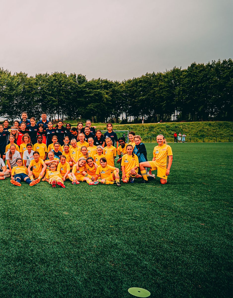 RoyalBelgianFA's tweet photo. Throwback to an unforgettable day in Tubize: over 280 girls from the ING Talent Centers came together to celebrate the end of their first season. A special visit from Janice Cayman made the day truly unforgettable.✨ https://t.co/EVZCzbeteQ