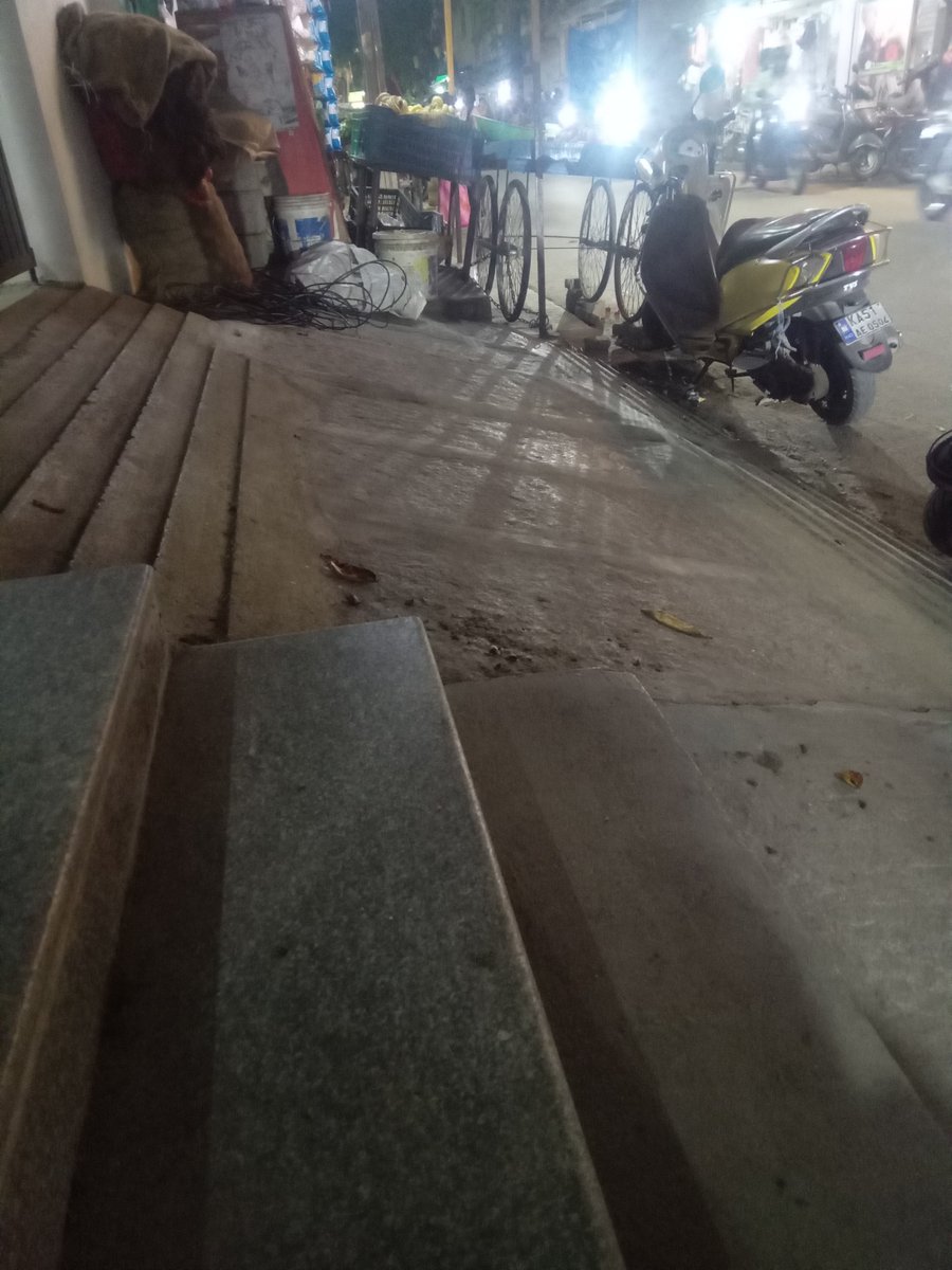 pav_sri's tweet photo. @sanjayanagara78 @acpnortheasttr @AcptrnorthBTP @BlrCityPolice @blrcitytraffic @CPBlr @DCPNorthBCP @DCPTrNorthBCP @DgpKarnataka @GBA_office @Jointcptraffic Location: Opp Anjaneya Temple, near gurdwara https://t.co/I9FcQymk0c