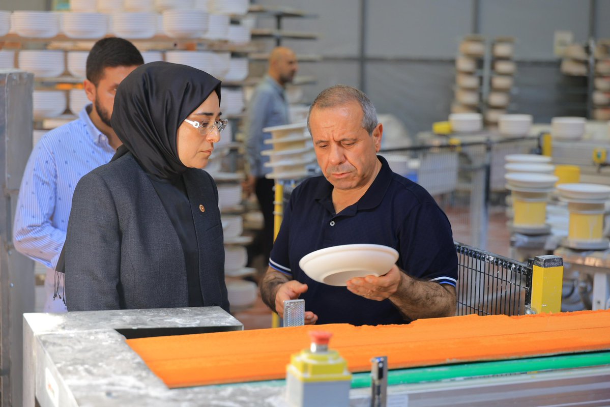 CYAZMAC's tweet photo. 📍Şanlıurfa Organize Sanayi Bölgesi

Bölgemizin tek porselen üretim tesisi olan TOPRAKSAN Porselen’i ziyaret ederek Yönetim Kurulu Başkanı Halil Yılmaz ile bir araya geldik.

KOSGEB İl Müdürümüz Metin Gülmen, OSB Müdürümüz Osman Oktay ve AK Parti Şanlıurfa İl Yönetim Kurulu Üyemiz Hüseyin Kandemir’in de eşlik ettiği ziyarette, üretim süreçleri, ihracat faaliyetleri, istihdam kapasitesi ve sanayimizin gelişimine yönelik değerlendirmelerde bulunduk.

2018 yılından bu yana seramik ve porselen üretimi gerçekleştiren, 15 bin metrekarelik üretim alanında 109 kişiye istihdam sağlayan TOPRAKSAN’ın, KOSGEB destekleriyle güçlenen üretim altyapısı ve ihracat odaklı vizyonu, Şanlıurfa’mızın sanayi potansiyelini ortaya koyan önemli örneklerden biridir.

Cumhurbaşkanımız Sayın Recep Tayyip Erdoğan’ın liderliğinde, yatırımın, üretimin, istihdamın ve ihracatın önünü açan politikalarımızı kararlılıkla sürdürüyor, Şanlıurfa’mızın sanayisini daha da güçlendirmek için tüm kurumlarımızla iş birliği içerisinde çalışmaya devam ediyoruz.

Üreten, istihdam sağlayan ve ülkemize katma değer kazandıran tüm sanayicilerimizin yanında olmaya, üretimi ve ihracatı desteklemeye devam edeceğiz.

@RTErdogan @Akparti @abuyukgumus