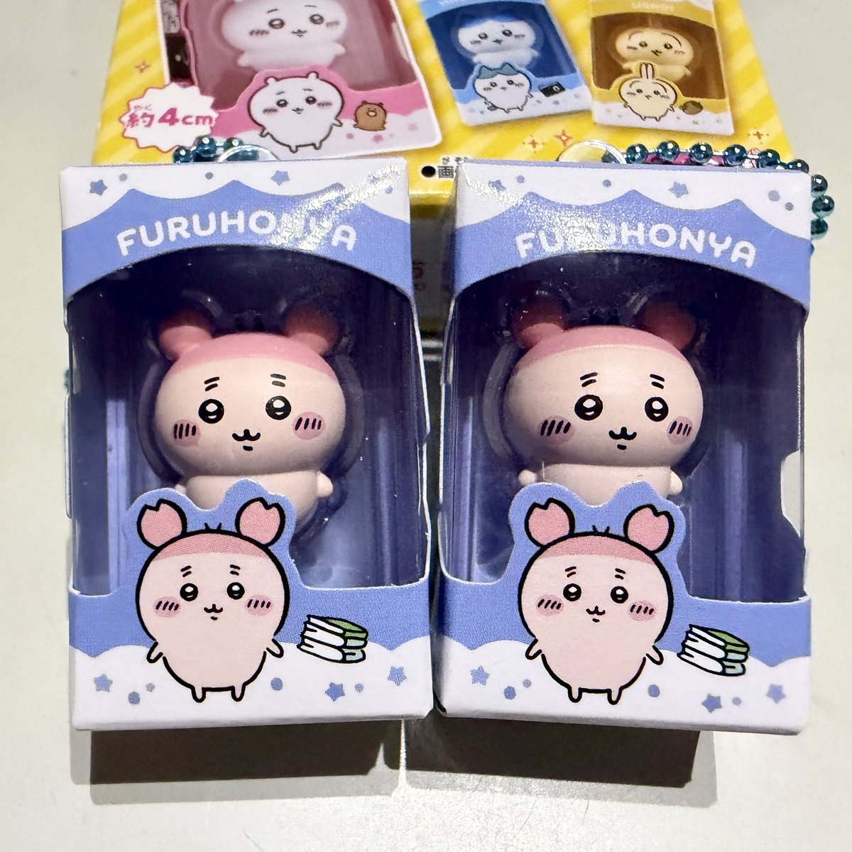 pneumatic_time's tweet photo. ちいかわのチョコボックス、なんかお顔の配置が…通常顔と赤ちゃん顔（下めの配置）があるんだけど…ちいかわもカニちゃんも左の方が好きなんだが！？右はなんか違うんだが！？好みの問題でしょうか！？！？

←通常顔　赤ちゃん顔→ https://t.co/b9H2zkErqW