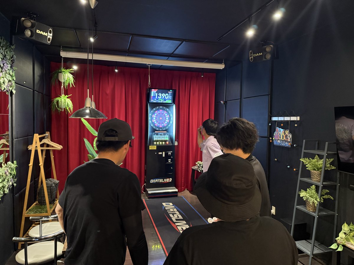 futagodarts's tweet photo. 本日チャンピオンズリーグの為三木ZEROへ🚙飛び入りでねぎさんとみが参加✨みはダーツ始めて１か月🎯勝たせてあげたい‼︎結果は9-6で勝利🏆ねぎさんのクリケのお陰です✨みにも勝利の経験味合わせてあげれて良かった✨ダーツ楽しんでおくれ😆背中と四十肩が痛いが頑張り物語📖
#ダーツ https://t.co/0sHwgOfIxo
