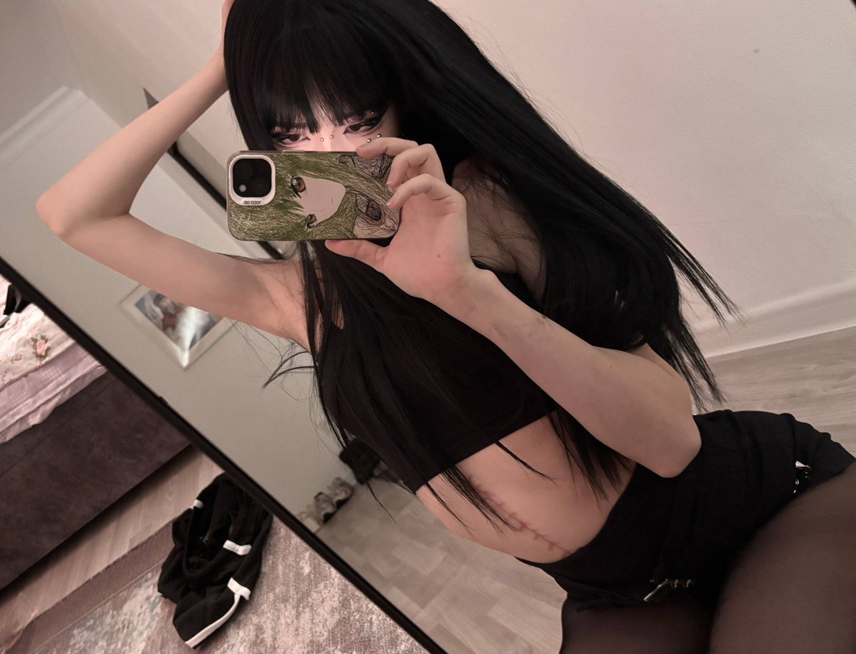 Idaaafan's tweet photo. almost goth girl https://t.co/cLOGQ4HJ66