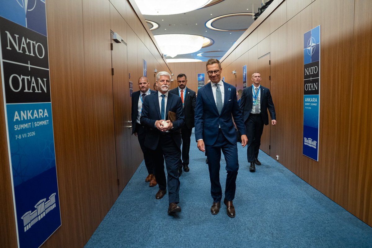 prezidentpavel's tweet photo. Čas před zahájením zasedání Severoatlantické rady jsem využil k bilaterálním jednáním s dalšími prezidenty. Bylo také příjemné a přínosné se po čase znovu setkat s řadou kolegů, mimo jiné i s předsedou Vojenského výboru NATO. https://t.co/IqIfdq28OW