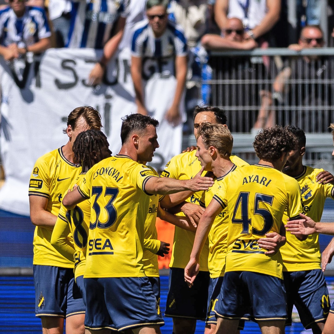 MatchWornShirt's tweet photo. 𝘾𝙊𝙇𝙊𝙐𝙍𝙎 𝙒𝙄𝙏𝙃 𝘼 𝙎𝙏𝙊𝙍𝙔 🇸🇪

Inspired by the Swedish flag and AIK's historic crest, this special edition shirt was worn in their victory against IFK Göteborg over the weekend.

Own a symbol of Swedish national pride 🫡  https://t.co/kFJbE3kTZ8 https://t.co/rmzAJuAB1L
