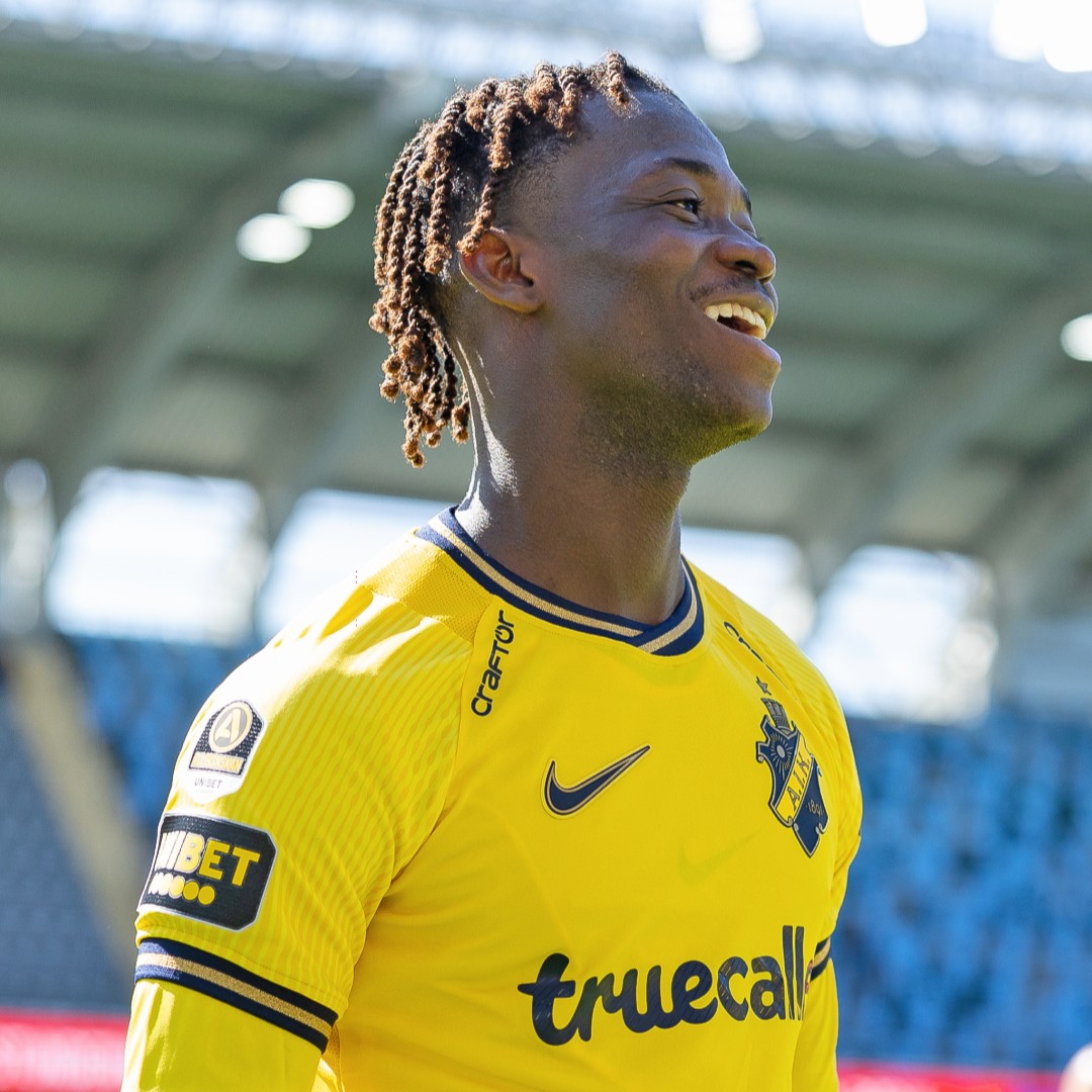 MatchWornShirt's tweet photo. 𝘾𝙊𝙇𝙊𝙐𝙍𝙎 𝙒𝙄𝙏𝙃 𝘼 𝙎𝙏𝙊𝙍𝙔 🇸🇪

Inspired by the Swedish flag and AIK's historic crest, this special edition shirt was worn in their victory against IFK Göteborg over the weekend.

Own a symbol of Swedish national pride 🫡  https://t.co/kFJbE3kTZ8 https://t.co/rmzAJuAB1L