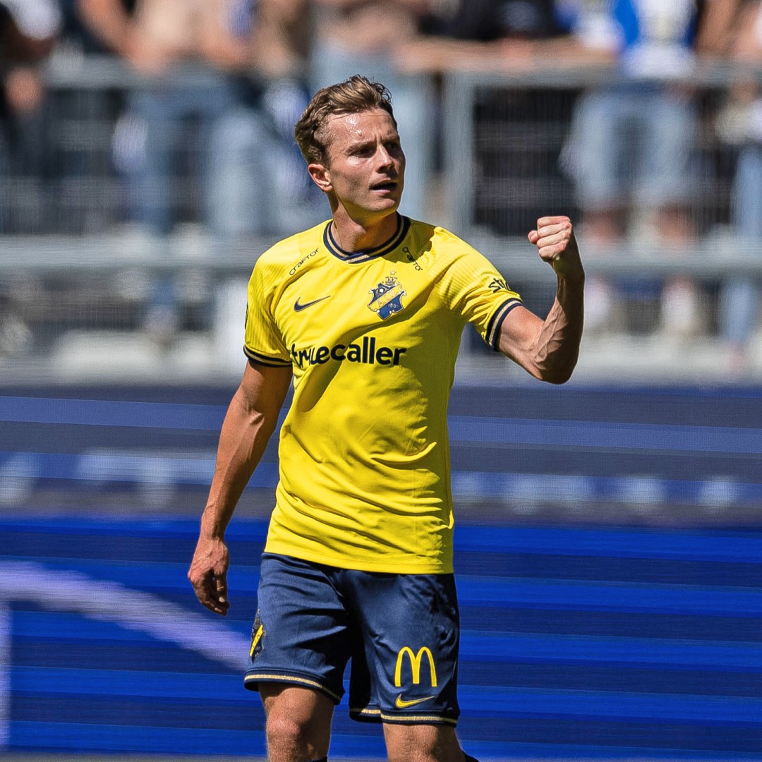 MatchWornShirt's tweet photo. 𝘾𝙊𝙇𝙊𝙐𝙍𝙎 𝙒𝙄𝙏𝙃 𝘼 𝙎𝙏𝙊𝙍𝙔 🇸🇪

Inspired by the Swedish flag and AIK's historic crest, this special edition shirt was worn in their victory against IFK Göteborg over the weekend.

Own a symbol of Swedish national pride 🫡  https://t.co/kFJbE3kTZ8 https://t.co/rmzAJuAB1L