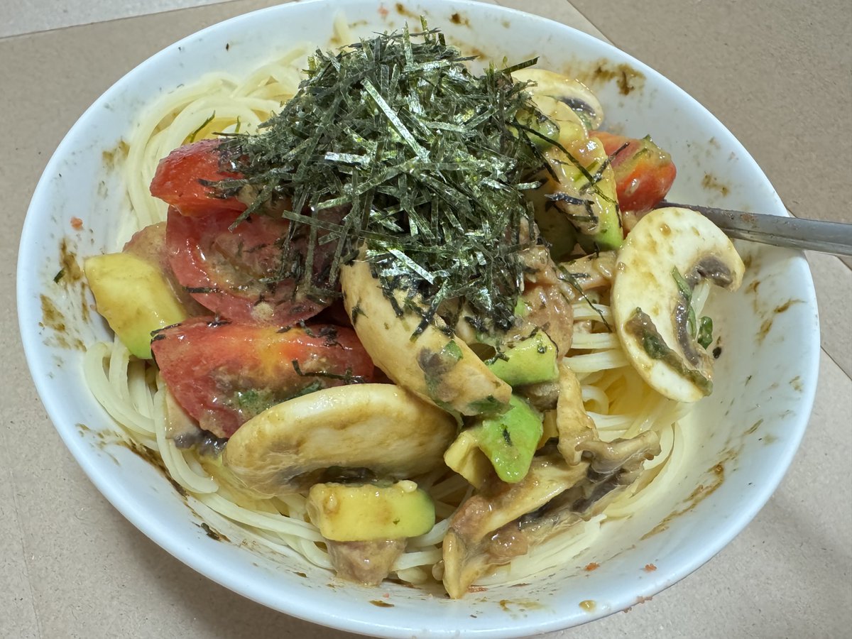 EggMan256's tweet photo. 久々の料理（いつも作ってるがね…）
キハダマグロ、アボカド、トマト、マッシュルーム、大葉で作る冷製パスタ🍝
味付けは粉末昆布、たまり醤油、わさび、レモン汁、オリーブオイルのみ。簡単。
#EggManの料理 https://t.co/G7Qp4jwtYP