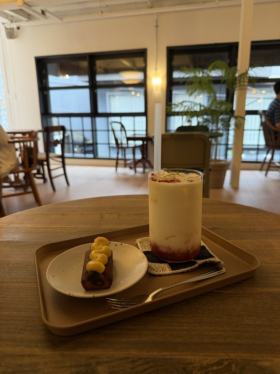 ryeoccoon's tweet photo. alive just to say i went to cafe armoire and morabbit and it was super aesthetic ✊ https://t.co/o5ojHPg5CG