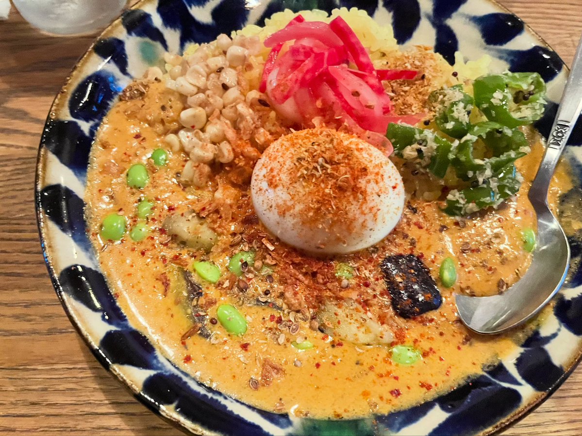 chigusachte's tweet photo. 仕事終わりにあくびカレーさんとこのベジカレー食べてきた。ここのところ食欲が落ちてたけどほんと美味すぎてマッハで完食。もっとゆっくり食べれば良かった…梅雨明けしたし、食いしんぼうチグロム、全快しました。 https://t.co/5tIfsxT6U4