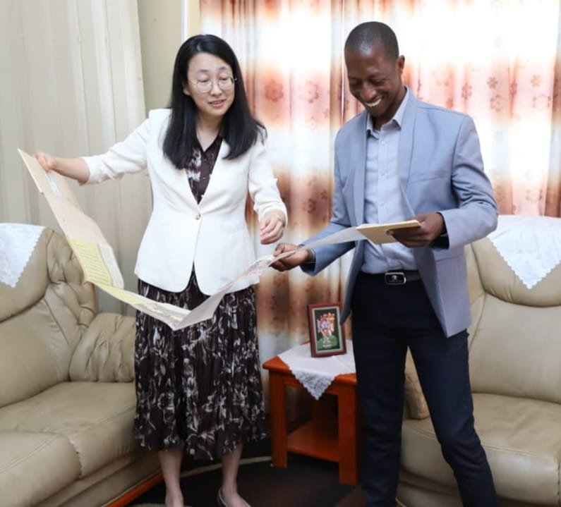 MilteBurundi's tweet photo. Le Ministre des Infrastructures a reçu en audience l’Ambassadrice de la République populaire de Chine au 🇧🇮, Mme Zhu Kewei. Ils ont échangé sur les projets d’infrastructures de transport et les perspectives de renforcement de la coopération ds ce secteur stratégique @NtareHouse https://t.co/AFSGiyxzvb