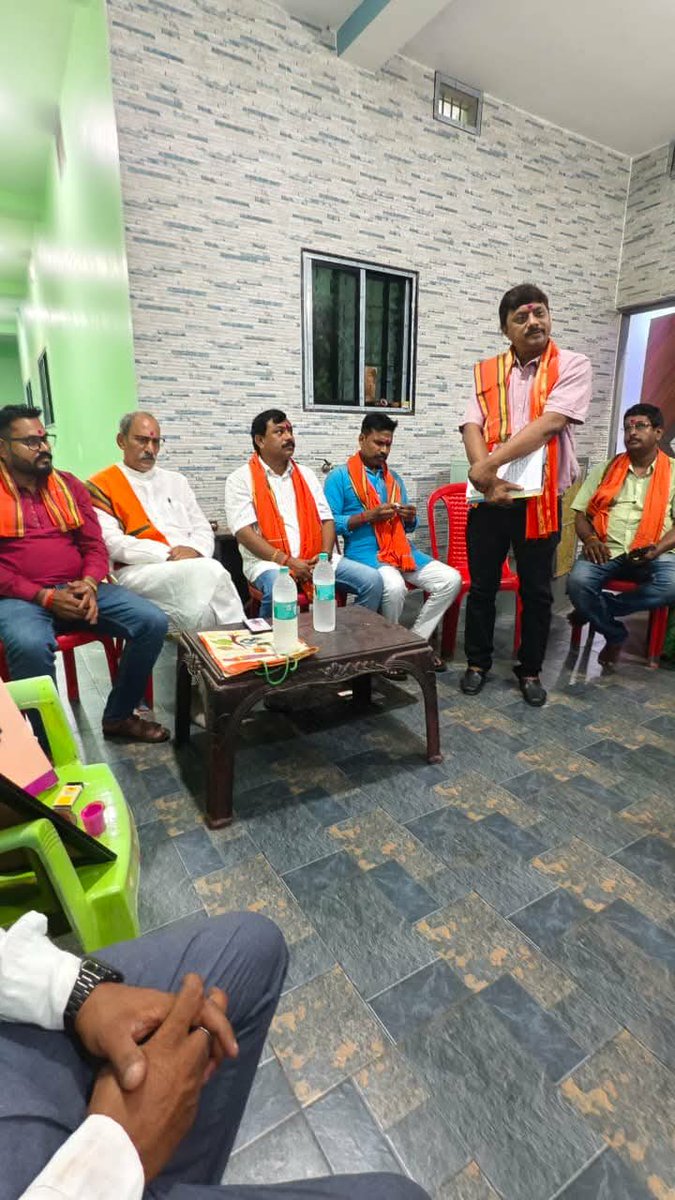 Preetpal_cg's tweet photo. दुर्ग ग्रामीण विधानसभा के अण्डा-निकुम मंडल के किसान मोर्चा के बैठक पर सम्मिलित हुआ!
इस अवसर पर किसान मोर्चा जिला प्रभारी, जिला पदाधिकारी व मंडल अध्यक्ष सहित मंडल पदाधिकारी व कार्यकर्ता उपस्थित रहे!
@BJP4CGState @BJP4India @NitinNabin @shivprakashbjp @ajayjamwalbjp @PawanSaiBJP https://t.co/G6y9bdgTAq