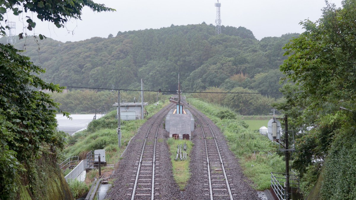 ride626_st's tweet photo. 中村線 浮鞭駅を訪問

コンクリ固めの盛土上に造られた駅。ホームは小さく2,3両分程度ですが、中村線では貴重な交換駅です。水田や森などの緑に囲まれた中に佇む無機質さが、鉄建公団線の魅力です。

1•2枚目の俯瞰の景色が好きだな
思わず何枚も色んな角度から撮りました。

#海垣継承駅巡り_中村編 https://t.co/lyNdtYlRFk