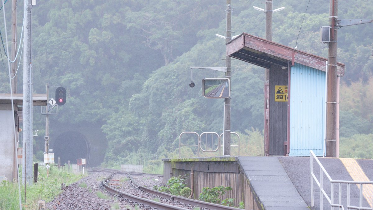 ride626_st's tweet photo. 中村線 浮鞭駅を訪問

コンクリ固めの盛土上に造られた駅。ホームは小さく2,3両分程度ですが、中村線では貴重な交換駅です。水田や森などの緑に囲まれた中に佇む無機質さが、鉄建公団線の魅力です。

1•2枚目の俯瞰の景色が好きだな
思わず何枚も色んな角度から撮りました。

#海垣継承駅巡り_中村編 https://t.co/lyNdtYlRFk
