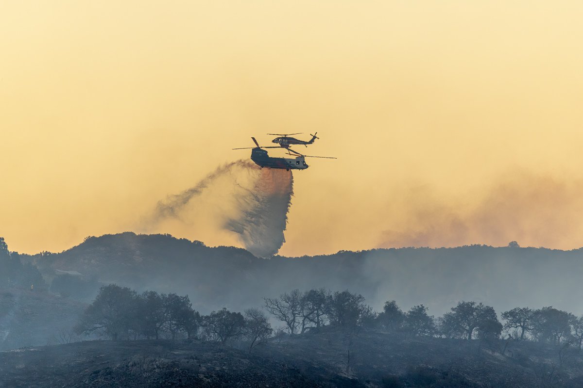 Stever1552Steve's tweet photo. Coulson Aviation Chinook helitanker and a Firehawk in the background working the Volcano Fire in #Murietta #California at sunset yesterday. 138 acres burned.
#volcanofire #coulsonaviation @CoulsonAviation #helitack #wildfire #shotoncanon #muriettafire #calfire #globalwarming https://t.co/i9L01Hhe0C