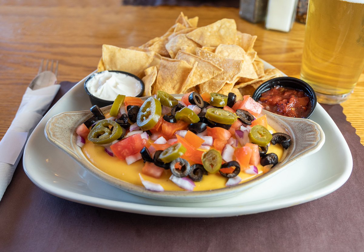 ReillysPubGL's tweet photo. Reilly's Pub fans keep coming back for Drunken Nachos 🤤 Loaded with homemade Spotted Cow beer cheese sauce, diced tomatoes, red onion, black olives, and jalapenos, plus white corn tortilla chips with sour cream and salsa. #DrunkenNachos #PubFavorites #NachoLovers https://t.co/4vejmRJmsh