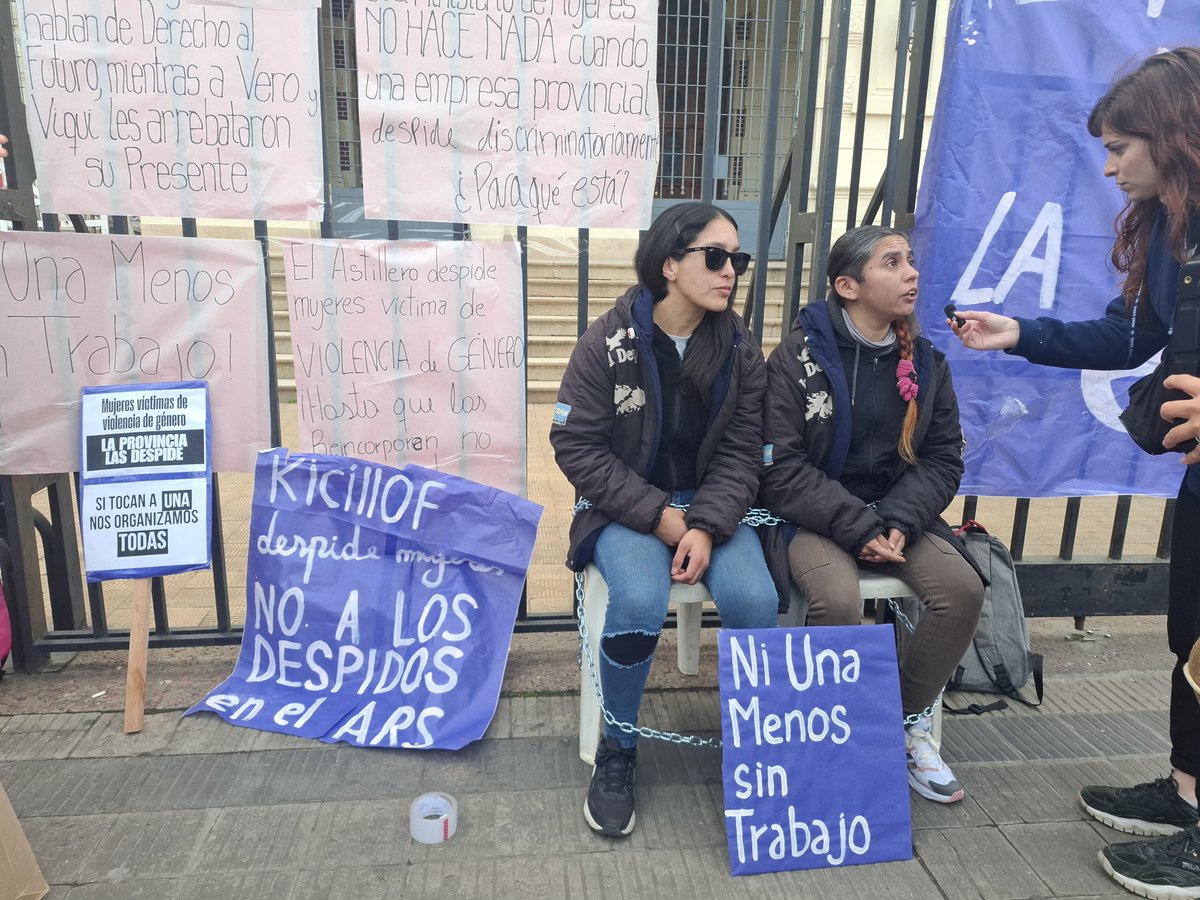 LuanaSimioni's tweet photo. Ahora URGENTE
Trabajadoras del Astillero Rio Santiago victimas de violencia de género despedidas, se encadenan en la Gobernación.
@Kicillofok tiene que actuar
Ni Una Menos sin trabajo
Trabajo
Familias en la calle nunca más https://t.co/NuB3lfwN5s