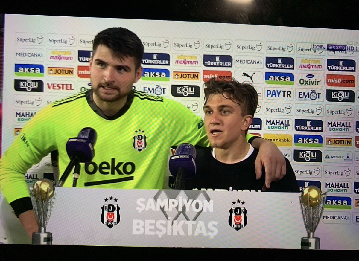 euphratesfdn's tweet photo. Ersinim; 

Bu kulüpteki yolculuğun, bizim dönemimizin de en özel hikayelerinden birine denk geldi. Sen, yöneticilik yaptığım dönemde altyapıdan çıkarıp ilk takıma taşıdığımız, o forma ile büyümeyi seçen nadir futbolculardan birisin. 

Bir kalecinin hikayesi, aslında sessizliğin hikayesidir; kimse alkışlamaz beklemeyi, kimse görmez arkada geçirdiğin o sabır dolu yılları. Ama sen, o sessizliği bir efsaneye çevirdin.

Genç yaşta bir kalenin, bir camianın, bir şehrin umudunu omuzlamak; belki de sporun en ağır yükü. Sen bu yükü hiç şikayet etmeden taşıdın. İyi günde alkışlandın, kötü günde yalnız kaldın; ama hiçbir zaman Beşiktaş’a ait olmanın ne demek olduğunu unutmadın.

Bugün ayrılık gibi görünen şey, aslında bir durak. Çünkü Beşiktaş’taki bağlar zamanla değil, sadakatle örülür ve bu sadakat, mesafeyle ölçülmez.

Beşiktaş’tan gidilmez.
Bazen sadece ara verilir.

Yolun açık olsun kardeşim. 
Bu forma, bu kale, bu hikaye; seni hiç unutmayacak ve bu arma seni her zaman bekleyecek. Altyapıdan çıkıp Beşiktaş kalesine geçmek, o formanın ağırlığını genç yaşta taşımak, iyi günde de zor günde de ayakta kalmak kolay değil ama sen bunu başardın. 

U17de senin maçlarını izlerken; şampiyonluk kupasını kaldıracağımız kimsenin aklıma gelmezdi. 

Şampiyonluklar, büyük maçlar, unutulmaz kurtarışlar ve en önemlisi Beşiktaş’a ait olmanın ne demek olduğunu bilen bir duruş bıraktın geride.

Yolun açık olsun. 🫶🏾🦅🖤🤍