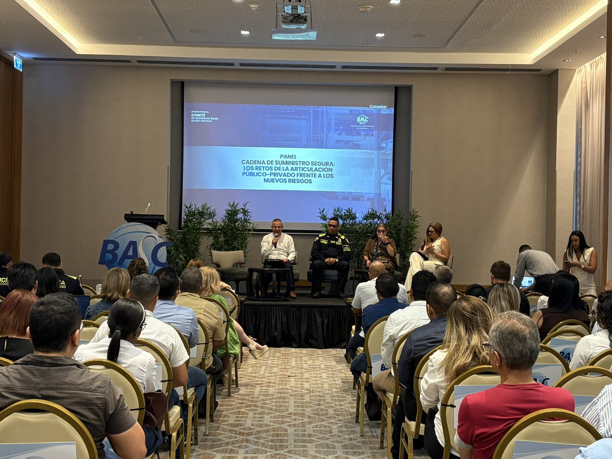 bascbquilla's tweet photo. #AEstaHora El Sr Luis Bernardo Benjumea, Director Ejectuvo @BascColombia inicia moderando el Panel “Cadena de Suministro Segura: los retos de la articulación público - privado frente a nuevos riesgos, junto a @DIANColombia @PoliciaAduanera @MinTransporteCo #OpenMindLogistics https://t.co/KgS4abaW7o