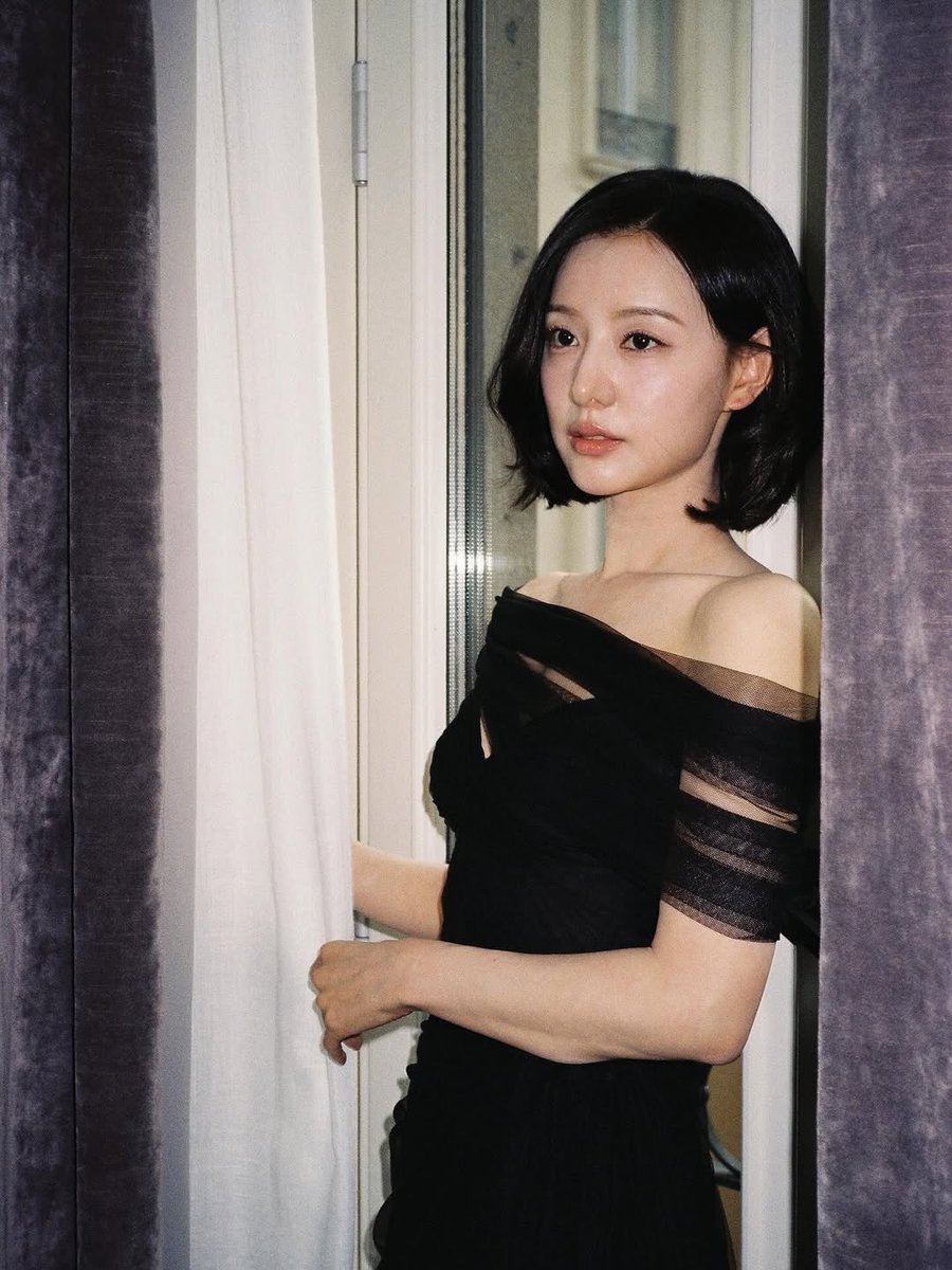 misakimblaq's tweet photo. 지원 언니, 이거 무슨 뜻이에요?................ https://t.co/pbIxOHOzrm