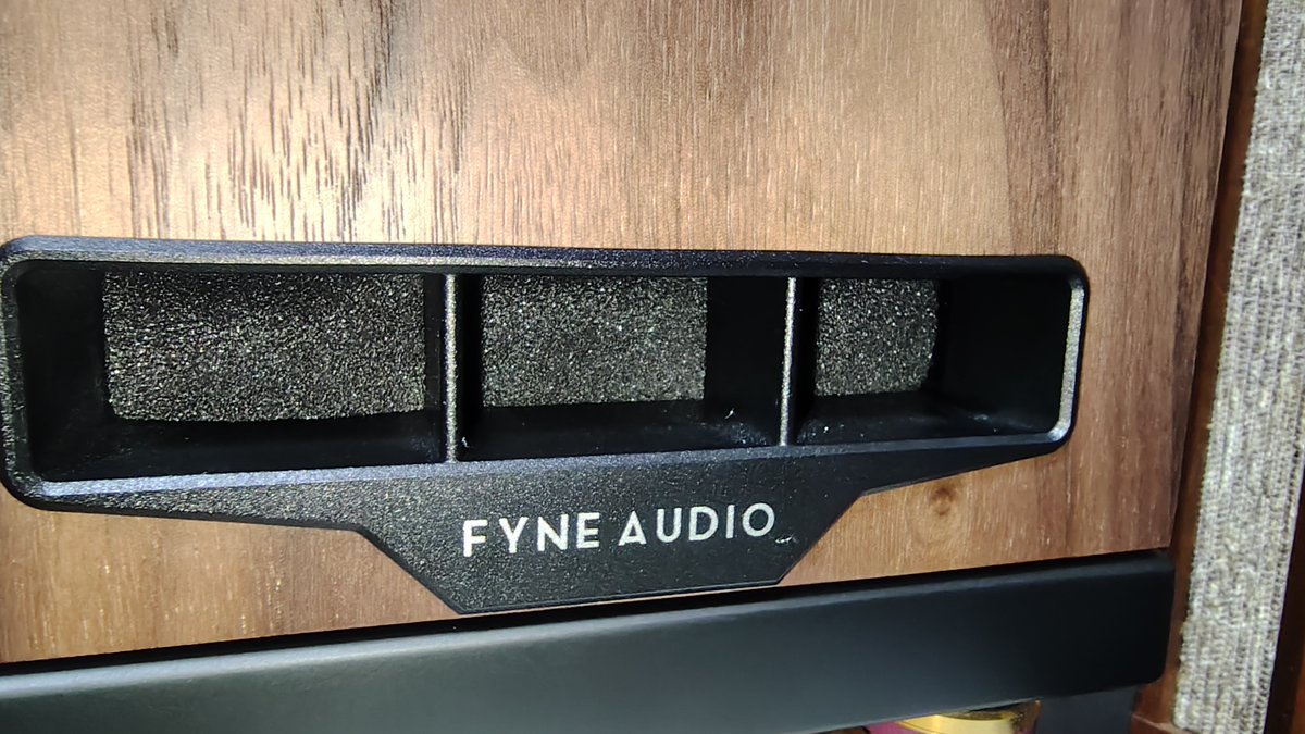 uf_man's tweet photo. PC用のスピーカー、FyneAudioのF5Sの締まりのない低音がどうも邪魔なので、高密度スポンジで全周囲を覆うように塞いでみた。
結構手間食ったけど、結果は上々。
ブックシェルフは低音をサブウーファーに任せる2.1chが絶対正義だ。

邪道とか抜かす奴は努力が足りない。 https://t.co/bgq1hkYUys