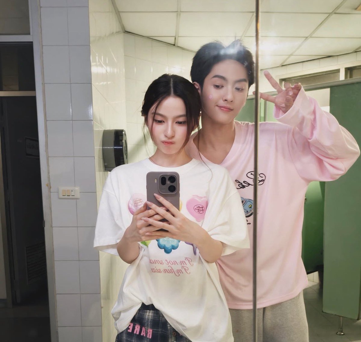 cu_meowper's tweet photo. ดีใจมากจริงๆที่ได้น้องพรีมมาเป็นนางเอกคู่กับน้องเป้อ ดีใจตั้งแต่เห็นฟอลไอจีกัน ไลค์ไอจีให้กัน จนวันนี้ได้ดูคอปพรีมแสดงด้วยกัน เก่งมาก เคมีดี โคตรน่ารัก รูปคู่ก็น่ารักทุกรูป ทำได้ได้ดีมากๆ อนาคตขอให้ได้ร่วมงานกันอีกนะ ป้าจะรอเสมอ💓

#BUS_รักมักยาก_MV  
#COPPERdechawat #Primiily https://t.co/nBVA4rm2tl