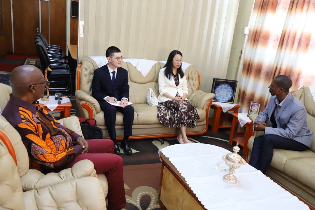 MilteBurundi's tweet photo. Le Ministre des Infrastructures a reçu en audience l’Ambassadrice de la République populaire de Chine au 🇧🇮, Mme Zhu Kewei. Ils ont échangé sur les projets d’infrastructures de transport et les perspectives de renforcement de la coopération ds ce secteur stratégique @NtareHouse https://t.co/AFSGiyxzvb