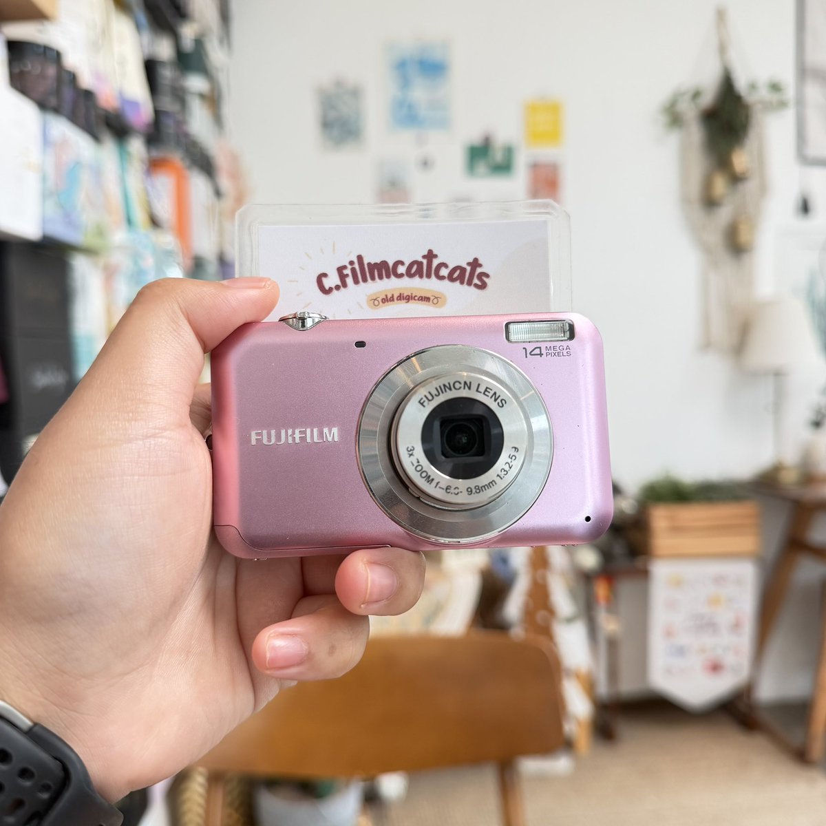 xxnfilmpp's tweet photo. 𓇼 Fujifilm finepix jv150  ( โทน K.เจนเย่ )

เต็มระบบ ตัวฮิตค่าา แฟลชติด จอไม่ย่น ปุ่มไม่รวน ซูมลื่นปื้ด โทนภาพขาวละมุนๆ โหมดเยอะคับบ บอดี้สีชานมน่ารักๆ

𓏔 Price  :  2️⃣,9️⃣9️⃣0️⃣ free shipping
𓏔 กล้อง แบตแท้ และสายคล้อง

𓏔 ตำหนิ : -

#กล้องดิจิตอล #กล้องดิจิตอลมือสอง #กล้องดิจิตอลคอมแพค