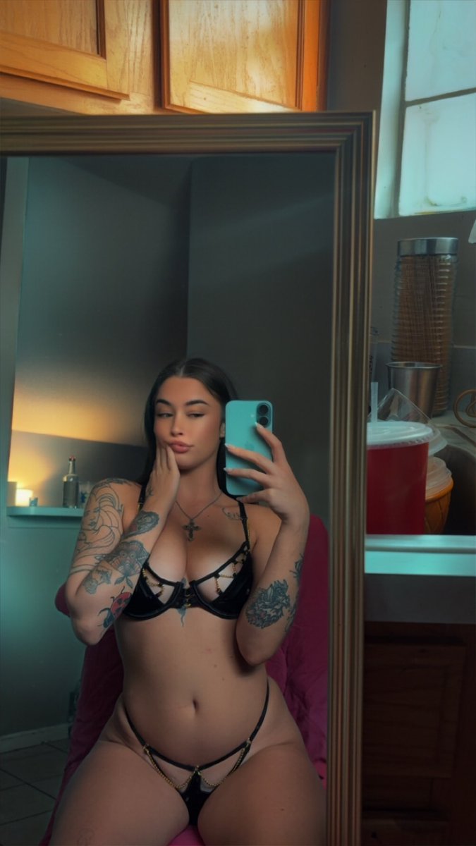 kayyleigh10's tweet photo. I’ll be answering messages on my 🌶️ page today💋💋 https://t.co/rf7fJcFK8s