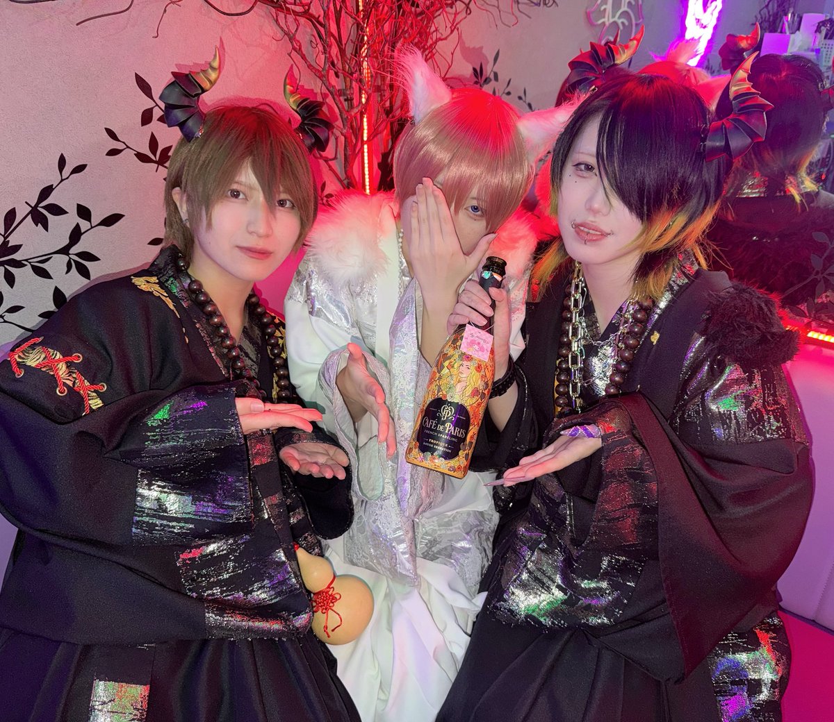 denvi_cafe's tweet photo. 本日もご来廊＆遠隔ありがとうございました🪭 

【7/9（木）降臨予定】
八朔日/風雅/瑠璃/悪/すず

 ⏰18:00〜23:00 
堕ち人様のご来廊お待ちしております⚡️ 
#男装コンカフェ #男装 #コンカフェ https://t.co/8L1wzRpG3p