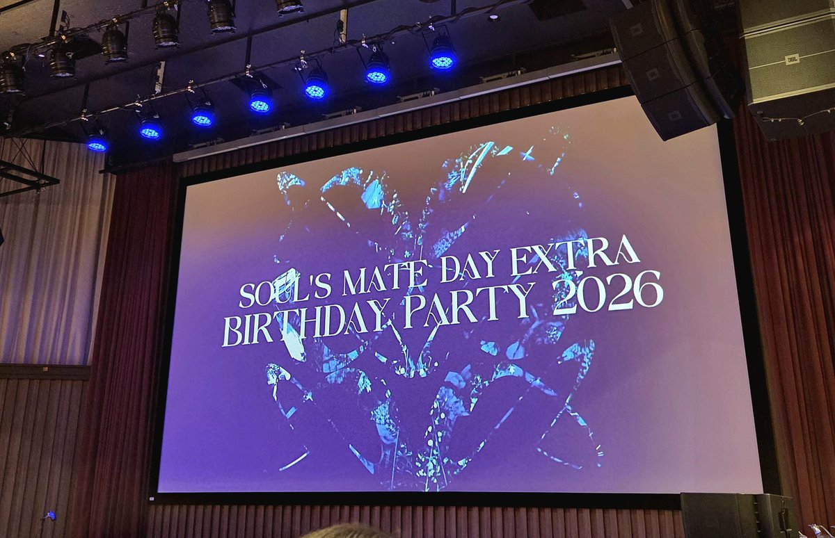 usacocoa's tweet photo. SUGIZOさま 🎉🎂Happy Birthday 🎂🎉
今年も直接お祝の言葉を伝えることができて幸せでした😇💕
"生涯現役で居たい"と仰ってた言葉をうれしく思い…これからもずっとずっと杉様の音楽と共に生きていきたいです🖖✨
(グルテンフリーケーキが大スクリーンにwおいしかった!!🥰)
#SMDAY https://t.co/R9pFxmtoQG