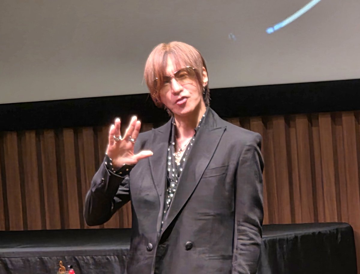 usacocoa's tweet photo. SUGIZOさま 🎉🎂Happy Birthday 🎂🎉
今年も直接お祝の言葉を伝えることができて幸せでした😇💕
"生涯現役で居たい"と仰ってた言葉をうれしく思い…これからもずっとずっと杉様の音楽と共に生きていきたいです🖖✨
(グルテンフリーケーキが大スクリーンにwおいしかった!!🥰)
#SMDAY https://t.co/R9pFxmtoQG
