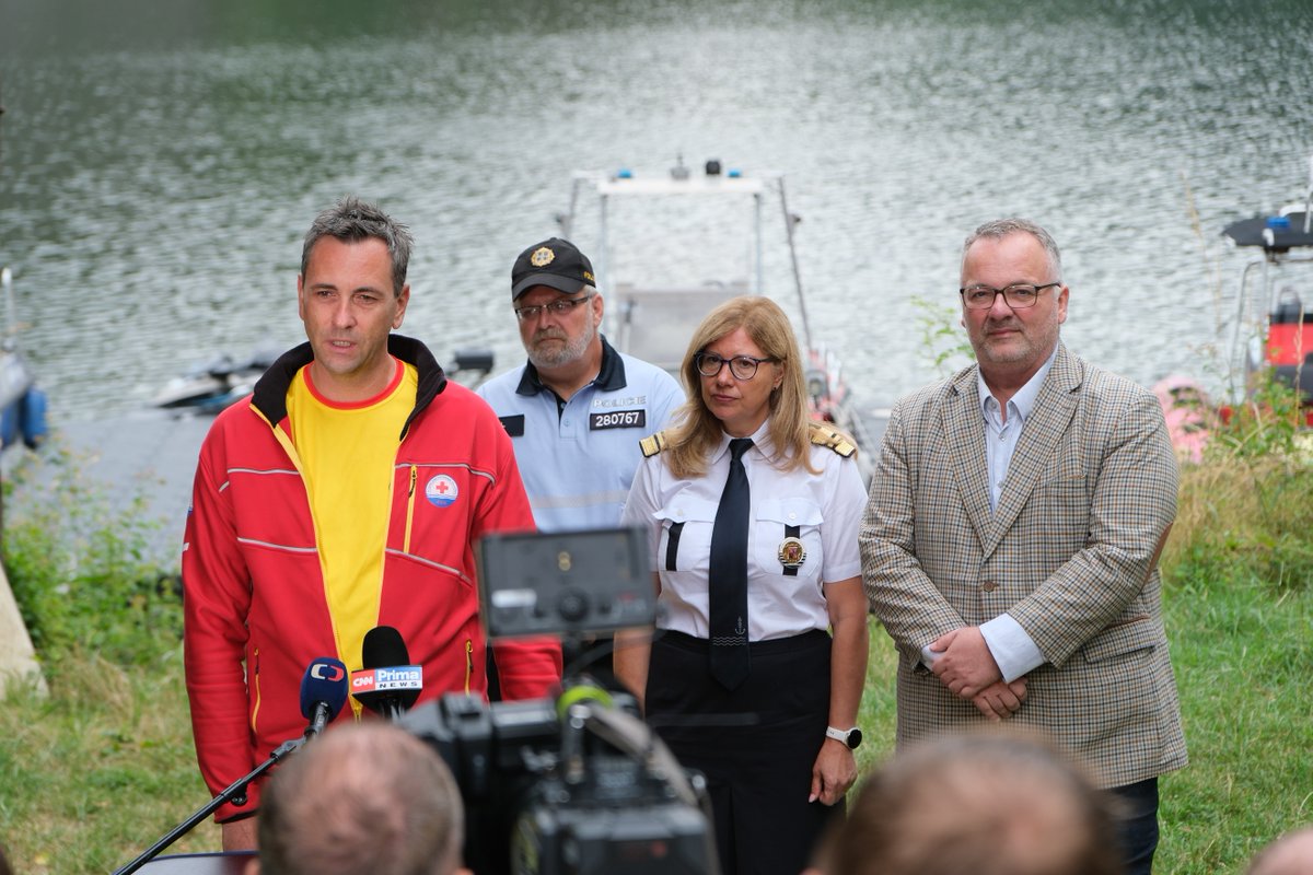 NemcovaSPS's tweet photo. Plavební sezóna 🚢🚣🚤🛥️je v plném proudu. Ve spolupráci s @PolicieCZ @vzs_praha @min_dopravy se snažíme, aby probíhala bezpečně na vodě i u vody https://t.co/WXc73QGEvG. Dnes na Slapech. Šťastnou plavbu ⚓️🍀#vnitrozemskaplavba https://t.co/wuyOy525w6