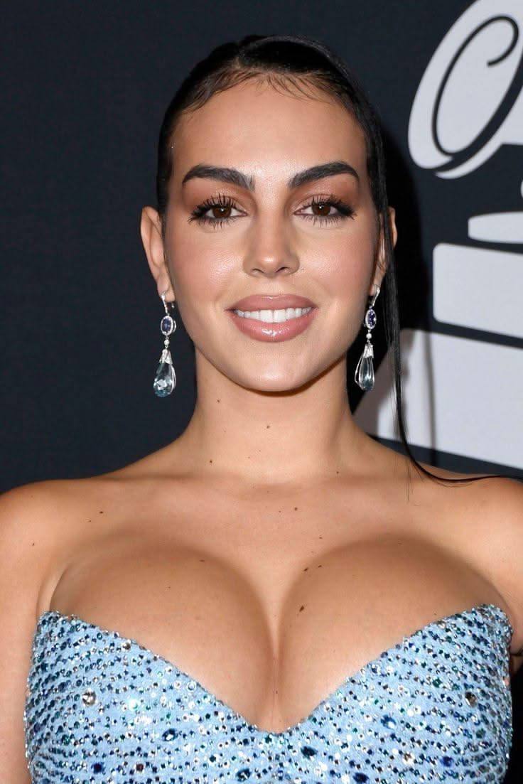 Siya_twts's tweet photo. Hey @grok remove all the cosmetic plastic surgery from Ronaldo's wife's face !! 👀 https://t.co/PiX5mQMzfy